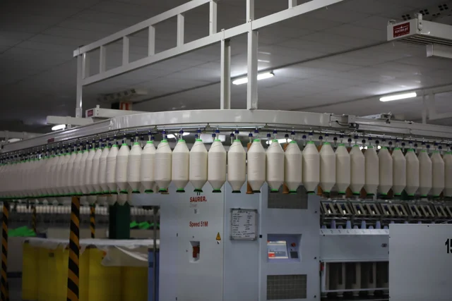 Roll kain katun untuk produksi kaos di konveksi - panduan menghitung kebutuhan bahan kaos (Pexels License)