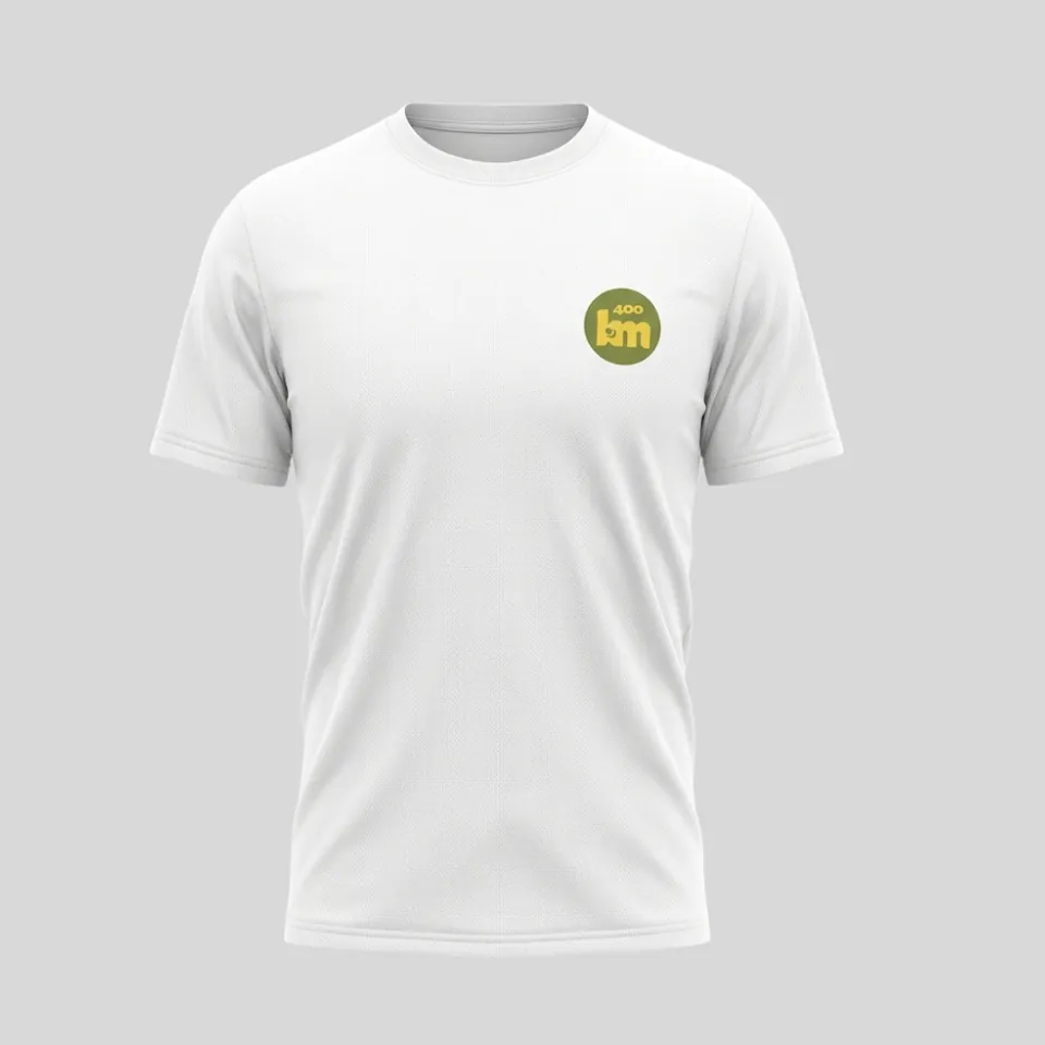Kaos putih dengan logo hijau kecil yang diproduksi sesuai desain pelanggan