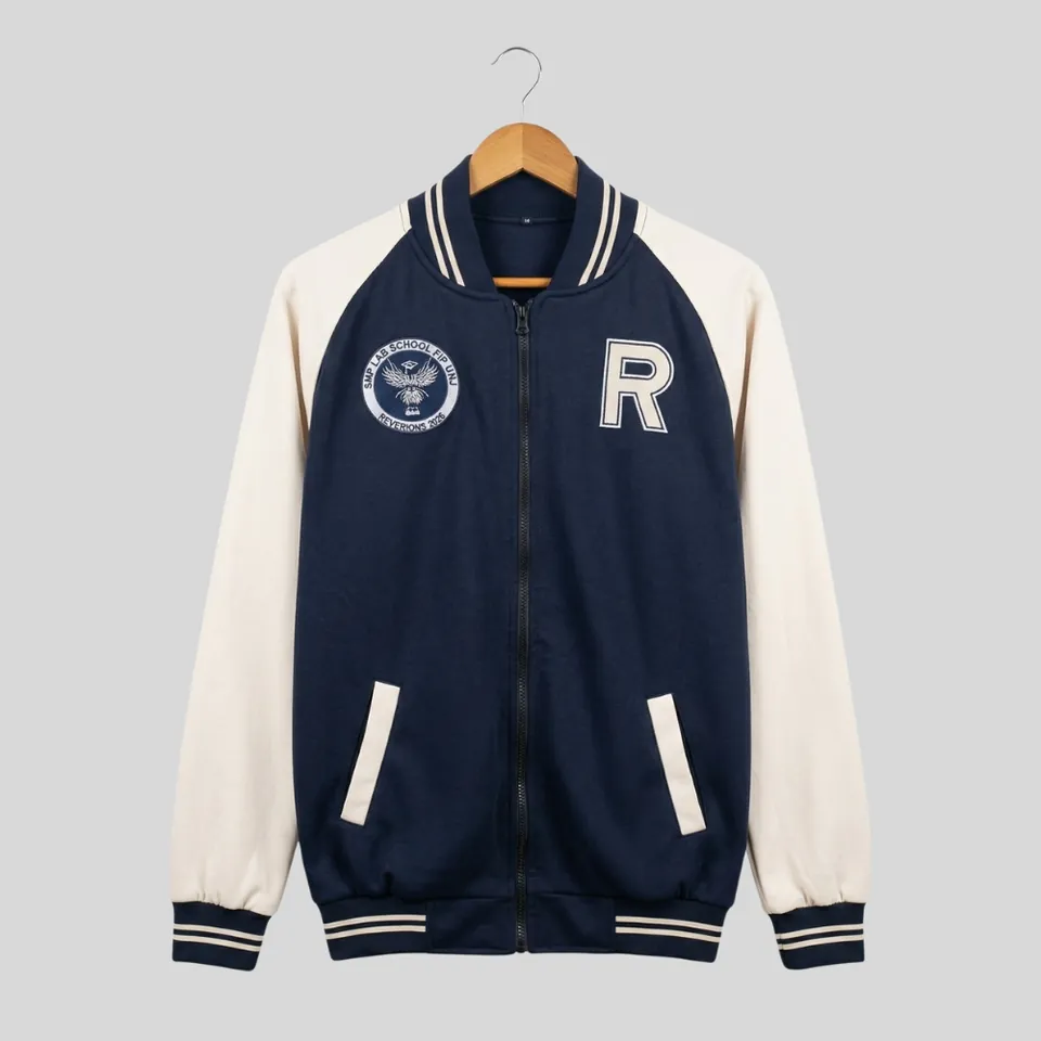 Jaket varsity custom berwarna biru navy dan krem dengan detail bordir