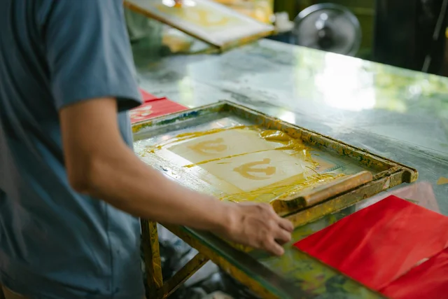 Ilustrasi proses produksi konveksi kaos - Pexels License oleh HONG SON