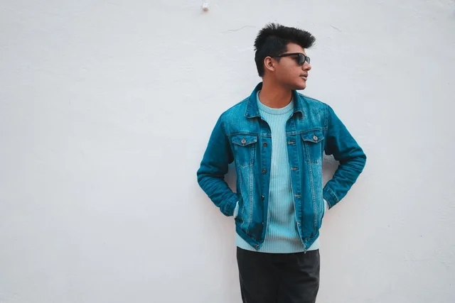 Pria mengenakan jaket denim - contoh bahan jaket yang bagus dari Rafsakaos