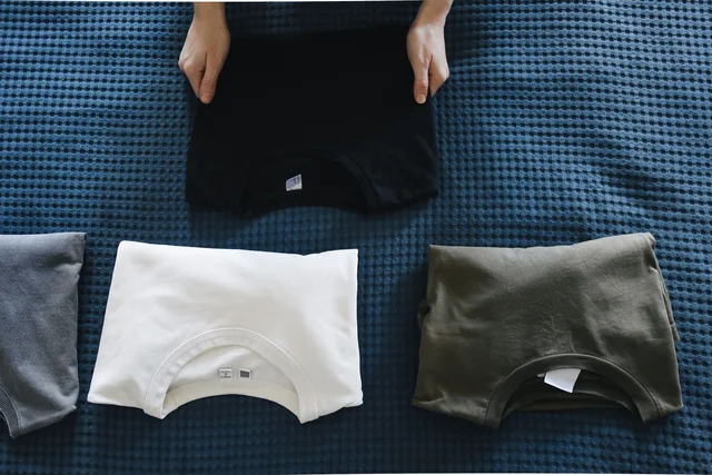 kaos menyusut setelah dicuci - pria melipat kaos hasil pencucian