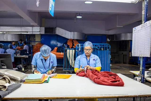 Pekerja pria melakukan quality control konveksi kaos di pabrik garmen (Pexels License - EqualStock IN)