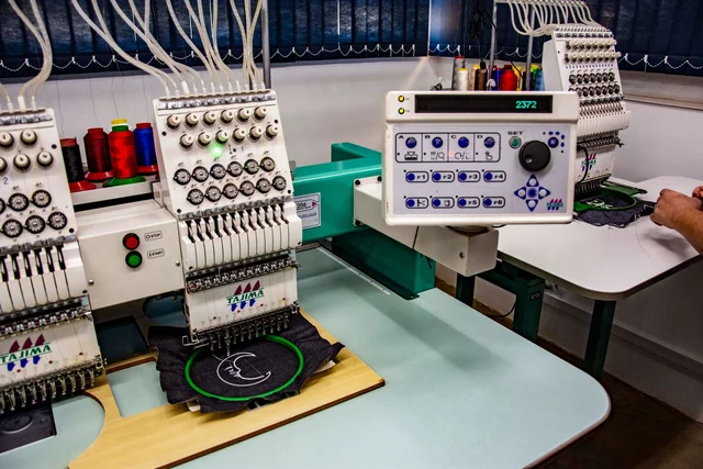 Mesin bordir komputer untuk produksi kemeja kerja custom bordir
