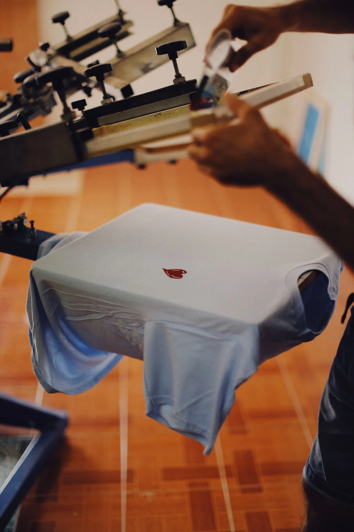 Proses cetak sablon kaos di workshop konveksi Rafsakaos dekat Jakarta Selatan